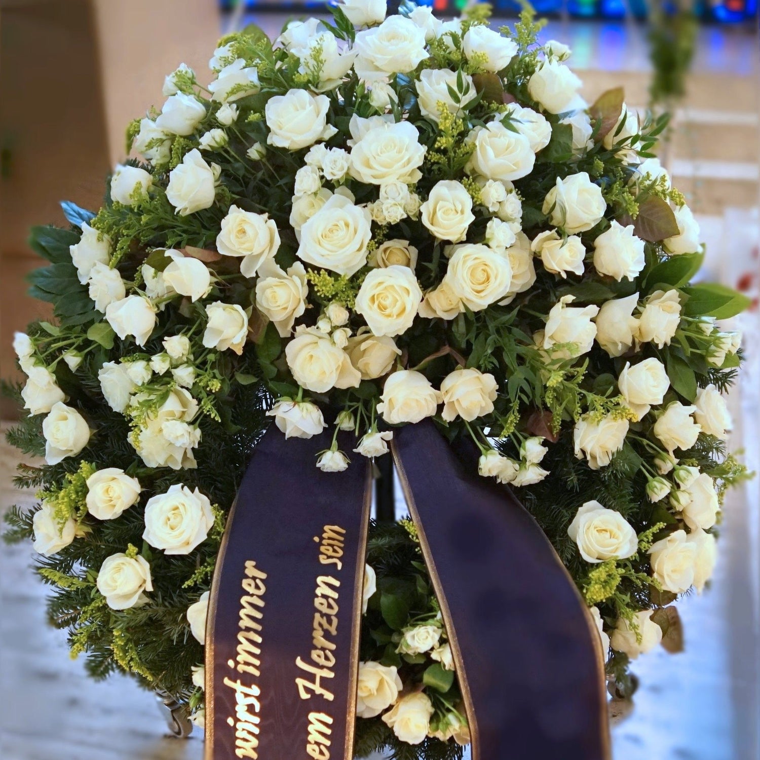 Trauerkränze für Bestattung und Beerdigung in unterschiedlichen Farben und Größen von Blumen Weingartshofer